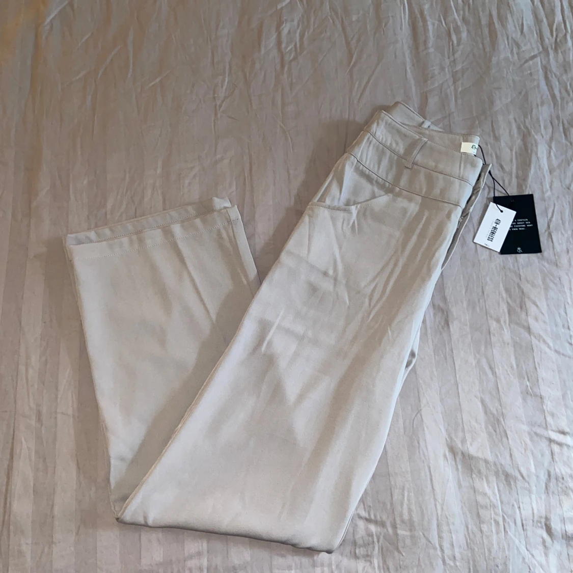 Grå/beige figursydda byxor från 4th & reckless  - 90