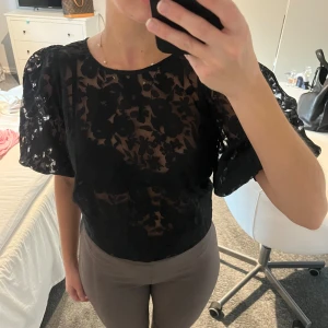 Svart spets blus - Svart spets blus från pernillas wahlgrens märke som aldrig blivit använd.