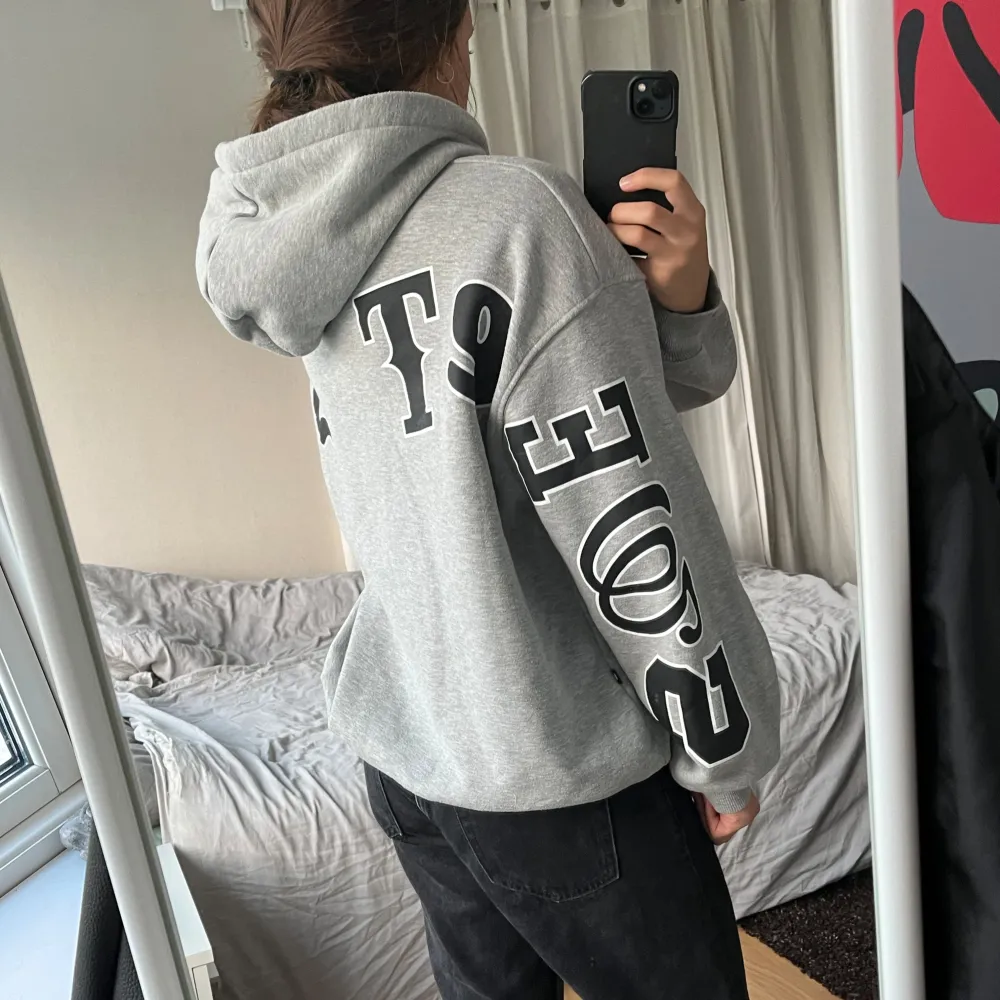 Ljusgrå hoodie i tjockt material. 🩶 Använt fåtal gånger. Storlek XS men den har en baggy passform. Ordinarie pris 799 kr. Hoodies.