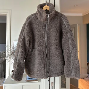 Hm jacka  - Säljer denna jackan i storlek M. Helt ny med prislapp. Lägg ett bud