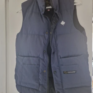 Canada Goose väst för både kille och tjej - Storlek xs  fint skick  Finns i helsingborg kan även skickas   