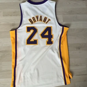 Kobe Bryant #24 Lakers Basketlinne - Säljer ett Lakers Kobe Bryant #24 basketlinne. Bra skick och inga tecken på användning.