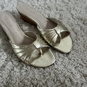 Så söta guldiga kilklackar - Endast testade 🌸från märket Aldo