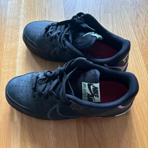 Air force 1  - Säljer dessa svarta air force D/MS/X Pga  av aldrig använder dem  Dem är i ett bra skick  Storlek 42,5   