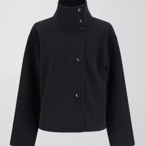 Kappa - Säljer nu min mörkblåa kappa från Ginatricot. Passar väldigt bra nu till hösten och finns inga skador på den.