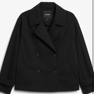 Kort trenchcoat - Kort trenchcoat från monki i väldigt fint skick😊 