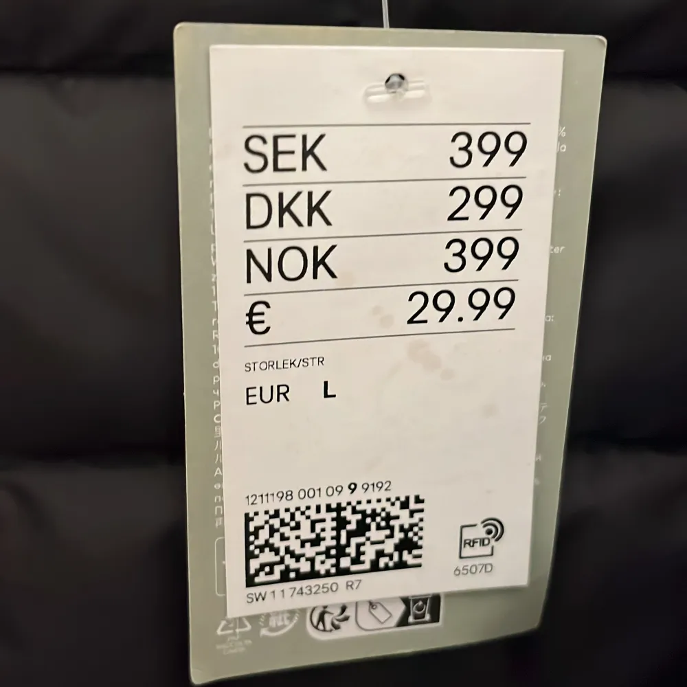 Helt ny H&M väst, endast testad 1 gång men var förstor. Den är i storlek L men passar också dom som har XL. Priset är 300 men kan också tänka mig att sänka vid smidig affär . Jackor.