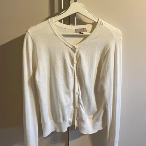 Kofta H&M - Helt ny kofta från H&M. Säljer pga ångrade mig för sent och endast använd vid ett tillfälle 💖