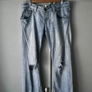 Lågmidjade bootcut jeans med slitningar  - Sjuuuukt snygga lågmidjade jeans med slitningar! 