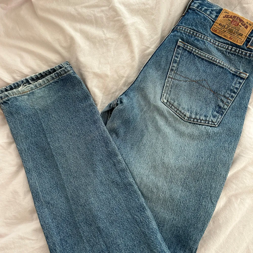 Snygga loose Levis jeans! Skulle säga att dom är lite mindre i storleken. . Jeans & Byxor.