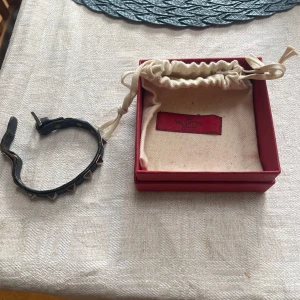 Valentino armband - Ett valentino armband som inte används längre och säljs däfför, finns en liten defekt då den är sönder som syns på bild tre men det är inget som syns när den sitter på. Box och allt medföljer! Hör av er vid frågor 🙏