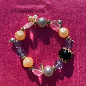 Färgglatt armband med pärlor och kristaller - Säljer ett unikt och färgglatt armband med en mix av pärlor. Armbandet har stora, skimrande pärlor i blått, silver och guldtoner, samt klara kristaller. Hämtas på Hägerstensåsen eller ök 💙🦋💙
