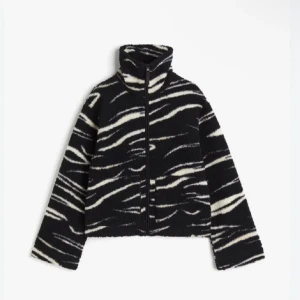 Jacka h&m - Säljer denna slutsålda Teddy jackan från H&m! Endast använd nån enstaka gång, så som ny🩷