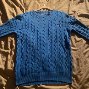 Gant tröja kabelstickad - Säljer nu denna kabelstickade tröjan från Gant i storlek S, perfekt när man vill klä sig fint 🥂 Hör av er vid frågor 