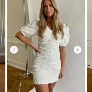 Studentklänning  - Säljer min studentklänning som endast är använd en gång! Skicka meddelande om du vill se fler bilder💕Från Byic Nypris 899