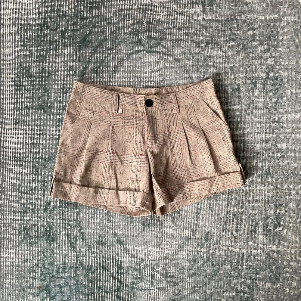 Snygga rutiga minishorts/ microshorts med en perfekt låg midja!❤️ mycket snygga detaljer, fickor och knappar‼️ känn er fria att lägga ett bud om ni vill💋 . Shorts.