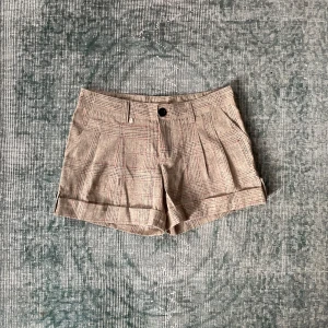 Rutiga mini shorts - Snygga rutiga minishorts/ microshorts med en perfekt låg midja!❤️ mycket snygga detaljer, fickor och knappar‼️ känn er fria att lägga ett bud om ni vill💋 