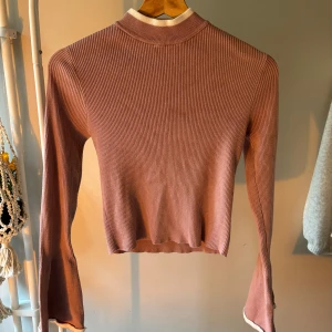 Tröja ballongärm  - Jättegullig gammalrosa tröja med vid lång ärm. Köpt från märket Ingni i Japan.