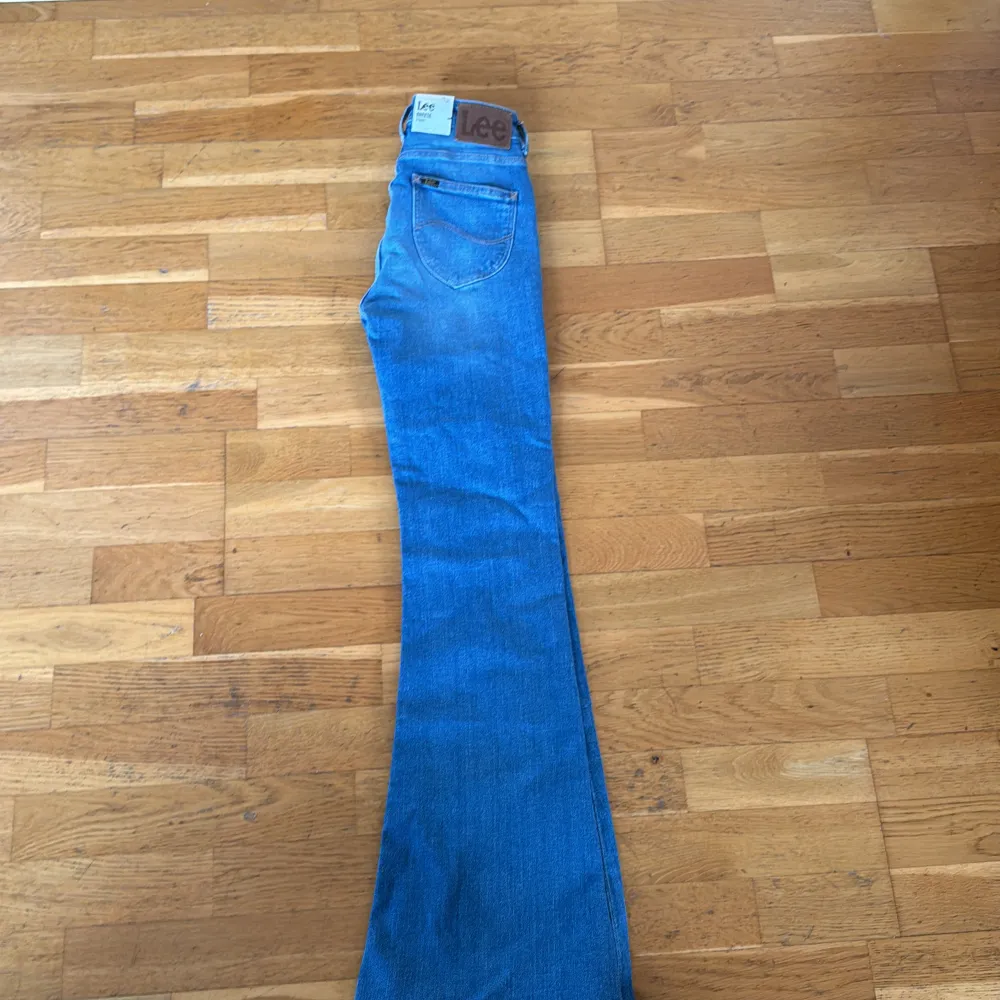 Ett par sköna oanvända jeans från lee! Dom är midwaist och lappar och storlek finns att se!. Jeans & Byxor.