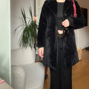 Kappa  - Fuskpäls kappa. Knappt använd. 🫶🏻storlek 34 men något oversized! 