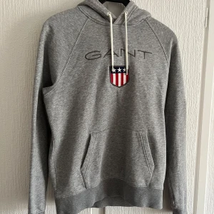 Gant hoodie  - Grå fin gant hoodie som är mycket bra skick men inte kommer till användning. Köpt för 800