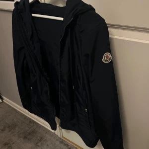 Moncler windbreaker  - Storlek 1/s. Kan även bytas mot något annat