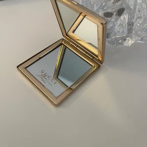 Gucci smink spegel - En gucci sminkspegel  Gucci premier gwp mirror Fint skick, nästan oanvänd 