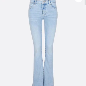 Lågmidjade bootcut jeans - Så snygga lågmidjade bootcut jeans från bik bok. Bilderna är tagna från deras hemsida men skriv om ni vill ha fler bilder💕💕 Använt några fåtals gånger.