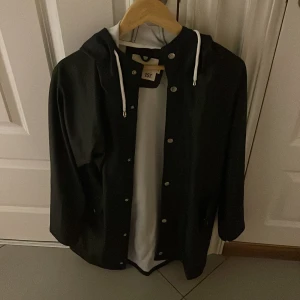 Regnjacka - Regnjacka använt få gånger 