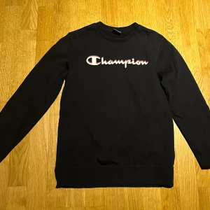 Champion tröja - Storlek 162-167cm  Skriv för fler bilder  Säljer då ja växt ur den 