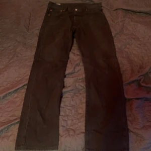 Levis 501 jeans - Säljer nu min sons Levis 501 jeans som är i fint skick, jeansen är i strö 33/32 och ligger på 1200 nypris. 