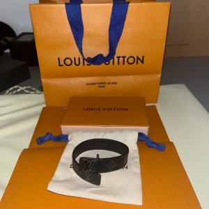 Louis Vuitton armband  - Säljer detta snygga läder Louis Vuitton armband. Skick 9/10, använt sparsamt. Nypris:3200kr. Det är storlek 18, men går göra till 17 och 19. Självklart äkta, finns kvitto och orderbekräftelse, samt retursedel man får med!