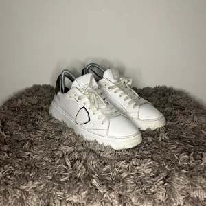 Philippe Modell Trainers - Ett par riktigt schyssta Philippe Models, tecken på användning, men med putsning så har dom fortfarande mycket kvar att ge! Bara dustbags ingår. Hör gärna av er vid frågor eller funderingar🙌💯