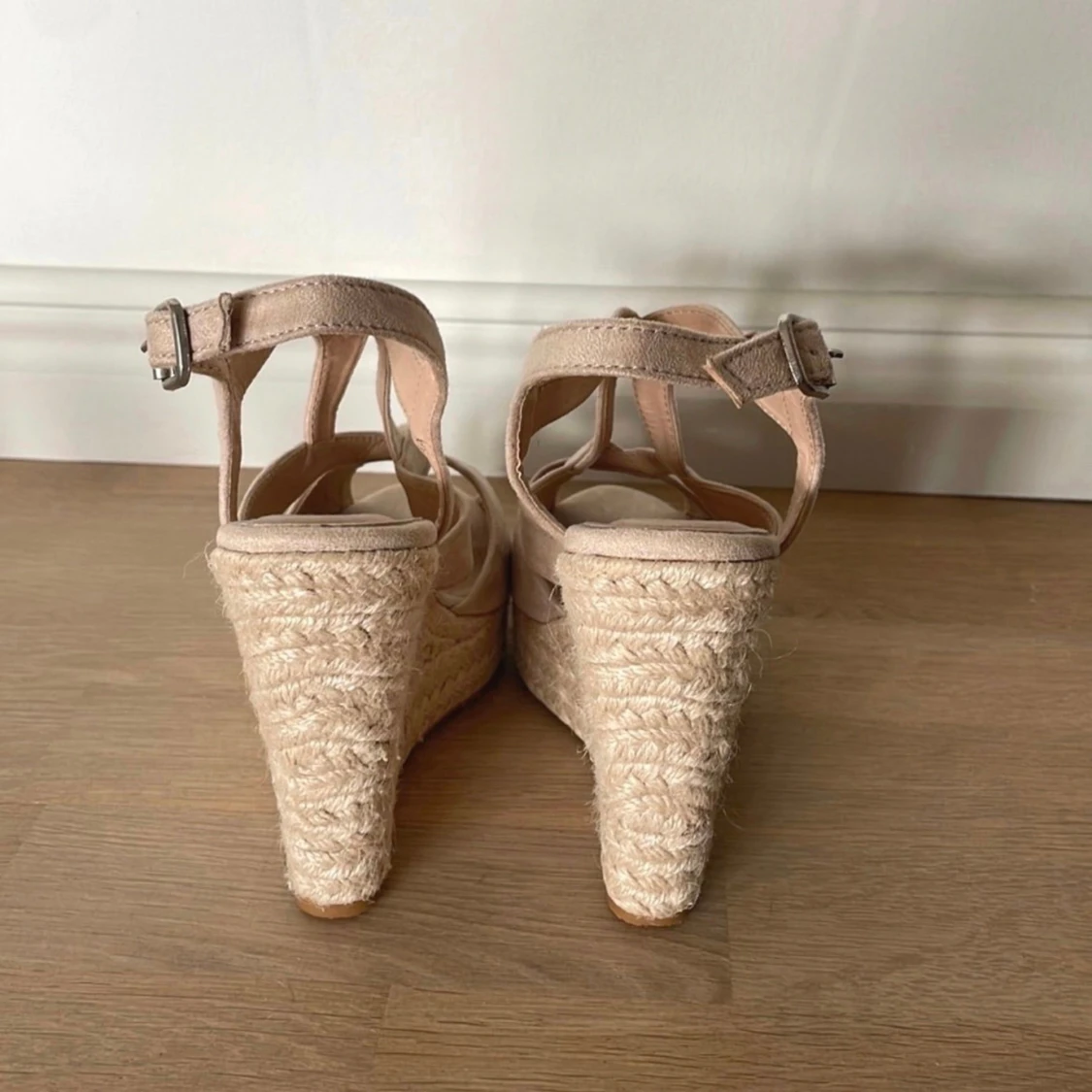 Beige kilklackssandaler med flätad sula - 91