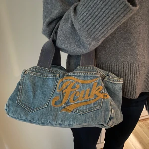 Jeansväska - Så cool jeansväska från FCUK😍 skriv privat för frågor