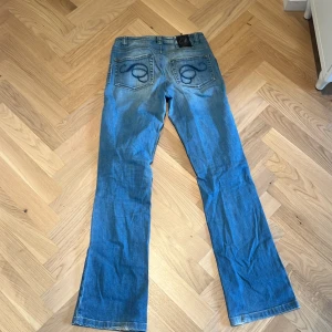 Jeans blå  - Bra skick med snygga detaljer på bakfickorna de är inte helt lågmidjade skulle säga mid 