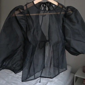 Svart mesh blus med knytdetalj  - Helt ny med lapp kvar. Aldrig använd. Knytdetalj baktill. Storlek s. Två lånade bilder från en annan här på Plick, samma plagg 💗