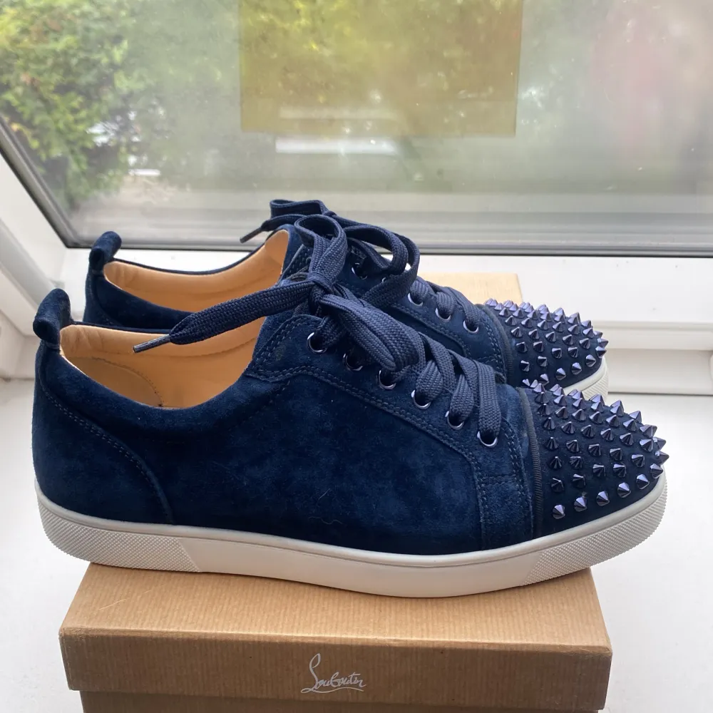 Christian Louboutin skor i färgen navy sällsynt cw. Skick 9.5/10. Alla spikar sitter kvar. Medföljer box och dustbag.. Skor.