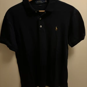 Polo Ralph Lauren Pike - Riktigt fin mörkblå polo ralph lauren pike som knappt är använd. Inga defekter på den, skulle säga att den är som ny. M slim fit så kan nog passa S också. 