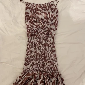 Zebramönstrad klänning - Jättefin zebramönstrad klänning i storlek S som aldrig har kommit till användning! Klänning är i bra skick! Pris kn diskuteras 🌸🌸