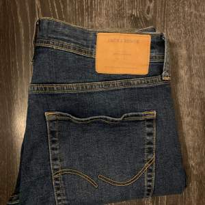 Säljer dessa riktigt feta jack&jones jeansen i storlek 29/32 i mörkblå. Passform slim fit i modell glenn. Bra skick, riktigt trendiga och sköna jeans från j&j, dm vid funderingar:)