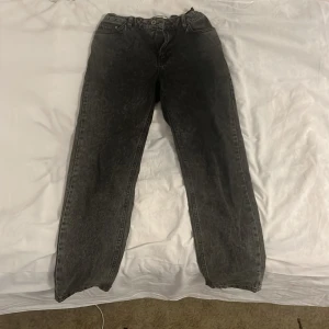 Grunt jeans - Ett par grunt jeans vid storlek 164. Dessa är i färg mörk grå då den är blandad med lite ljus grå. Då den säljs eftersom den passar inte. Bra skick, och pris kan diskuteras✅