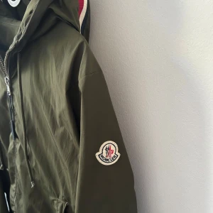 Moncler Windbreaker  - En väldigt sällsynt Moncler windbreaker i grön färg. Jackan är i storlek S och i bra skick.