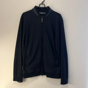 Dressmann Zip up - En svart Dressmann Zip up Hoodie använts ett fåtal gånger relativt ny, ny pris runt 500kr 