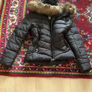 Jacka - Säljer min gammla vinter jacka köptes för 1500kr säljer för 300kr. Den ör i väldigt bra skick men det ända problemet är att fickan är trasig men jag kan sy den.