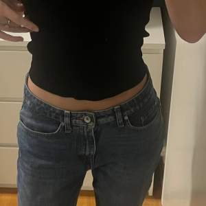 Snygga lågmidjade bootcut/straight jeans. Köpte dem på Vinted för 350 men de var för korta💕Säljer billigare vid snabb affär 🤷‍♀️