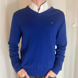 Stickad V neck - En stickad V neck från Tommy Hilfiger. Helt fel fri och i storlek S!