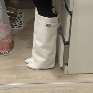 Foldover boots - Jätte fina högklackade foldover boots. Mina favorit klackar men de säljes för de  är tyvärr förstora. Jag har köpt och lagt in extra sulor  för de ska vara skönare att gå i som fås med