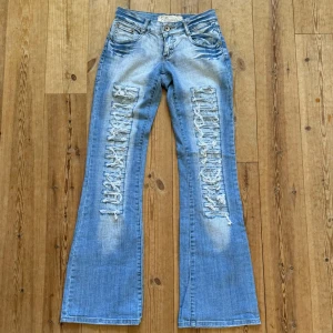 Jeans  - Skitsnygga lågmidjade bootcut jeans med slitningar. Kan inte visa på då de inte passar mig.  Midja 33 cm, innerben 82 cm och ytterben 102💕💕💕💕💕