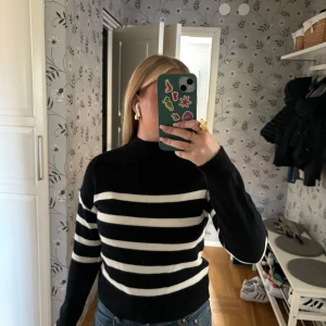 Randig tröja med polokrage - Endast använd fåtal gånger